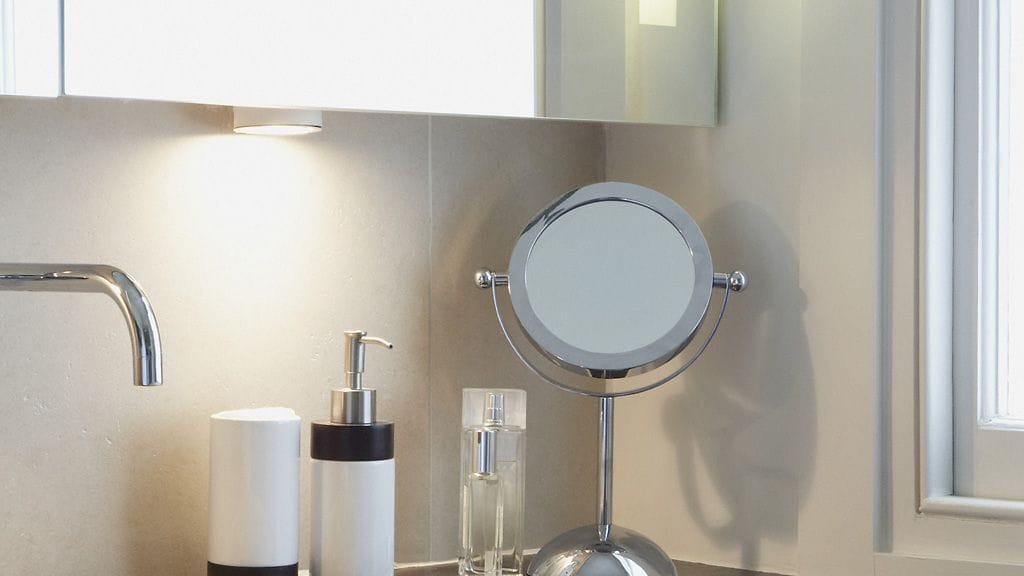 Helsingin Kampissa tänään syttynyt rivitalopalo sai alkunsa meikkauspeiliin osuneesta auringonsäteestä. Kuvituskuva.