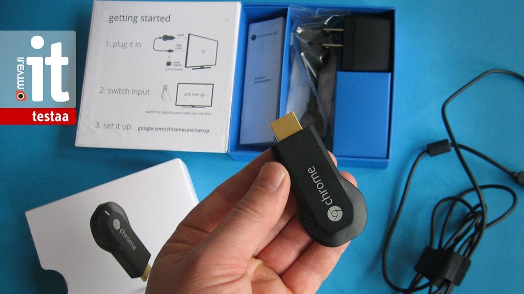 Googlen Chromecast -laite muistuttaa USB-tikkua, joka liitetään television HDMI-liitäntään. Tuotepaketin kannessa on yksinkertaiset käyttöohjeet.