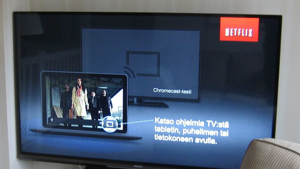 Kuvia ja videoita televisiolle langattovasti siirtävä Googlen Chromecast -laite