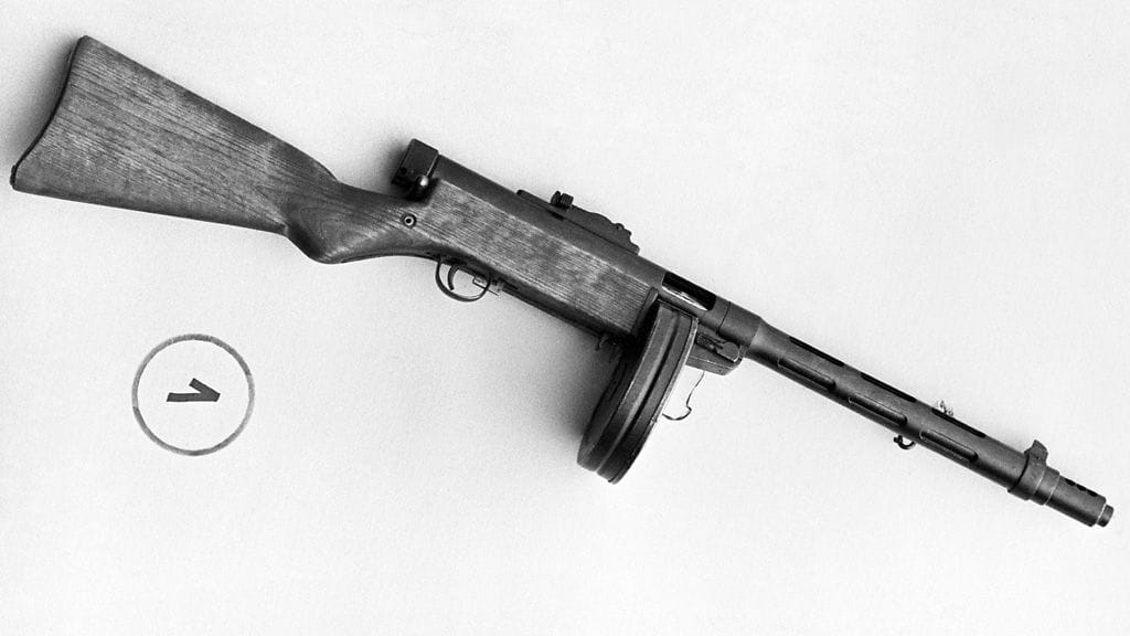 Kuvan Suomi-konepistooli on ikuistettu Porkkalan varuskunnassa 27. elokuuta 1967.