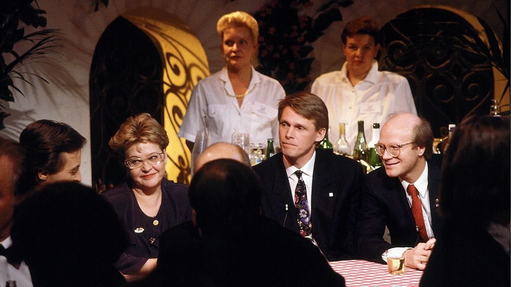 Kanavanvaihtokarnevaalit 31.12.1992 - 1.1.1993 kuvassa mm. Ulpu Iivari, Matti Vanhanen, Kimmo Sasi