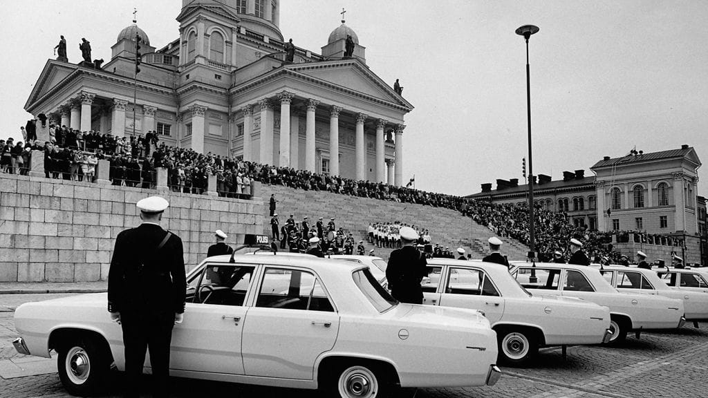 MTV Oy 50-vuotta Hyväntahdon partioautojen luovutus 14.5.1967 Poliisisoittokunta Suomi-tytöt ja pojat laulavat Kutsuvieraat rappusilla kuva Kauko Kivi