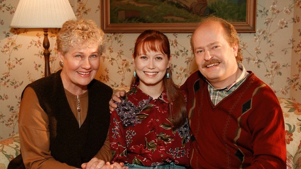 Salatut elämät on MTV3:n esittämä draamasarja, jonka ensimmäinen osa tuli 25. tammikuuta 1999. Kuvassa: Maija-Liisa Peuhu, Sanna Luostarinen ja Jarmo Koski 30.11.1998