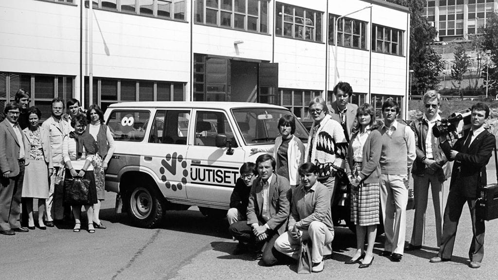 Uutisten henkilökuntaa ryhmäkuvassa