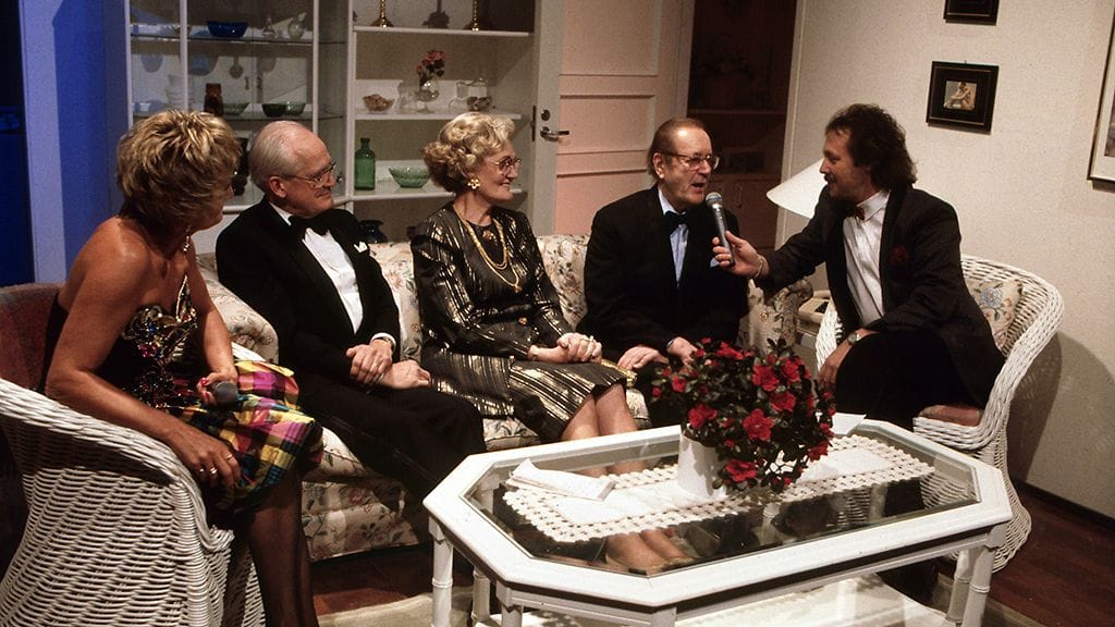 MTV Oy 50 vuotta Kanavanvaihtokarnevaalit 31.12.1992 - 1.1.1993 henkilöt vasemmalta: Anna-Kaisa Hermunen, Kalle Österlund, Kyllikki Virolainen, Niilo Tarvajärvi ja Kari Salmelainen