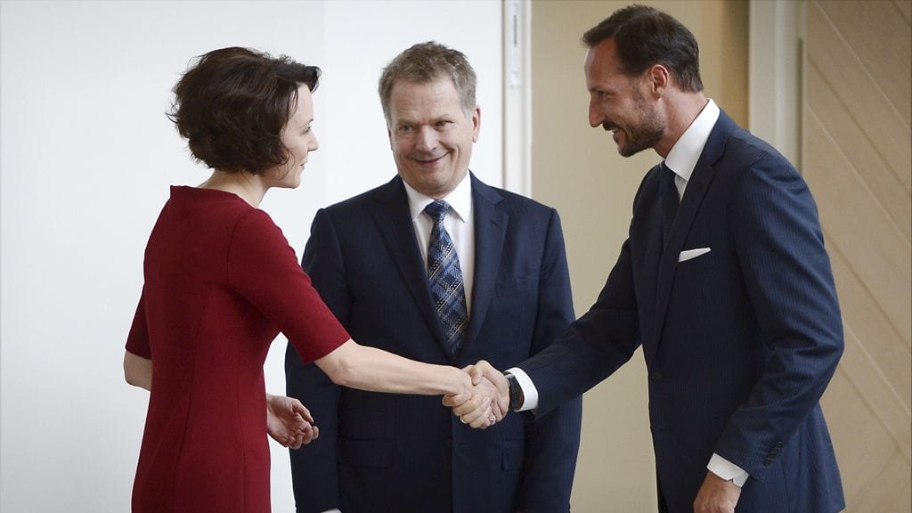 Jenni Haukio tervehtii Haakonia Mäntyniemessä 22.10.2013.