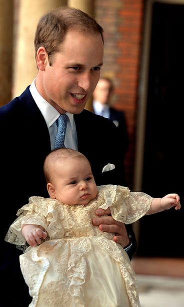 Prinssi George vaikutti tyytyväiseltä isänsä sylissä.