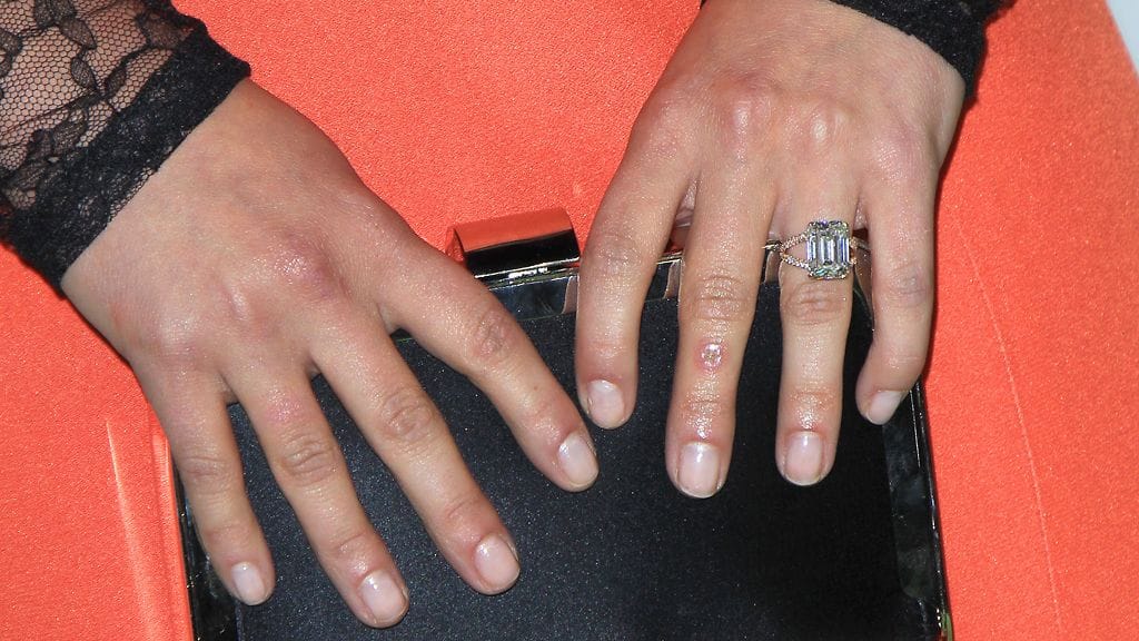 Hayden on itse suunnitellut timanttikihlasormuksesnsa.