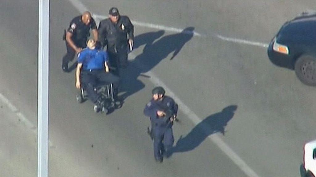 Kuvakaappaus APTN videomateriaalista. Loukkaantunut Los Angelesin lentokentällä