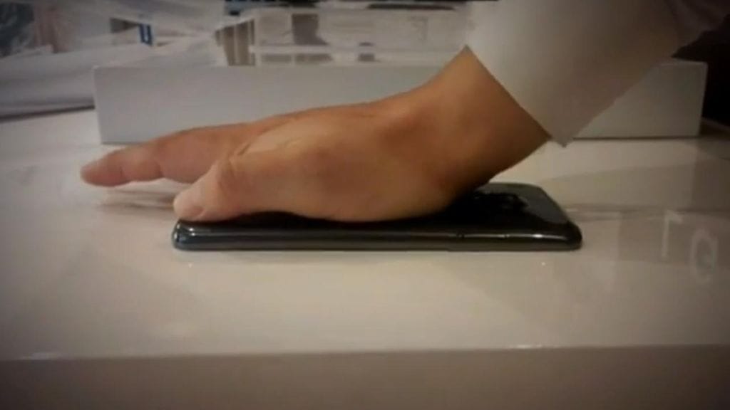 LG G Flex on taipuisa puhelin. Kuvakaappaus: YouTube/The Verge