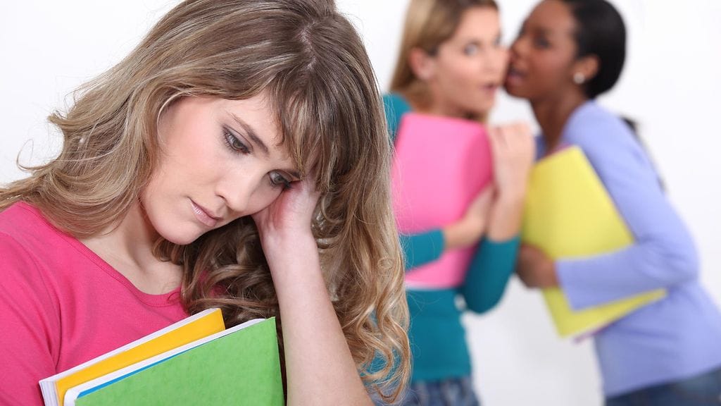 Ulkopuolisuuden tunteesta pääsee eroon, kun ottaa osaa keskusteluun.