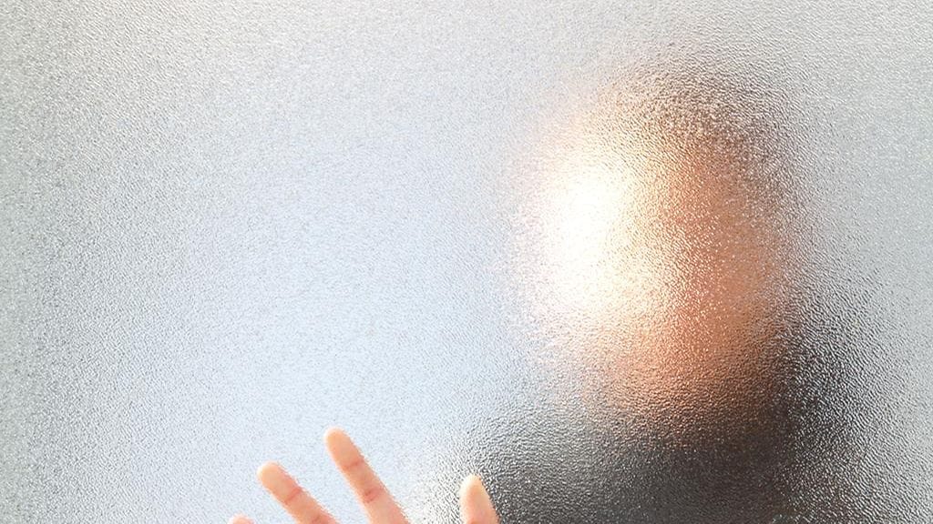 3. Himmeän lasin takana.jpg