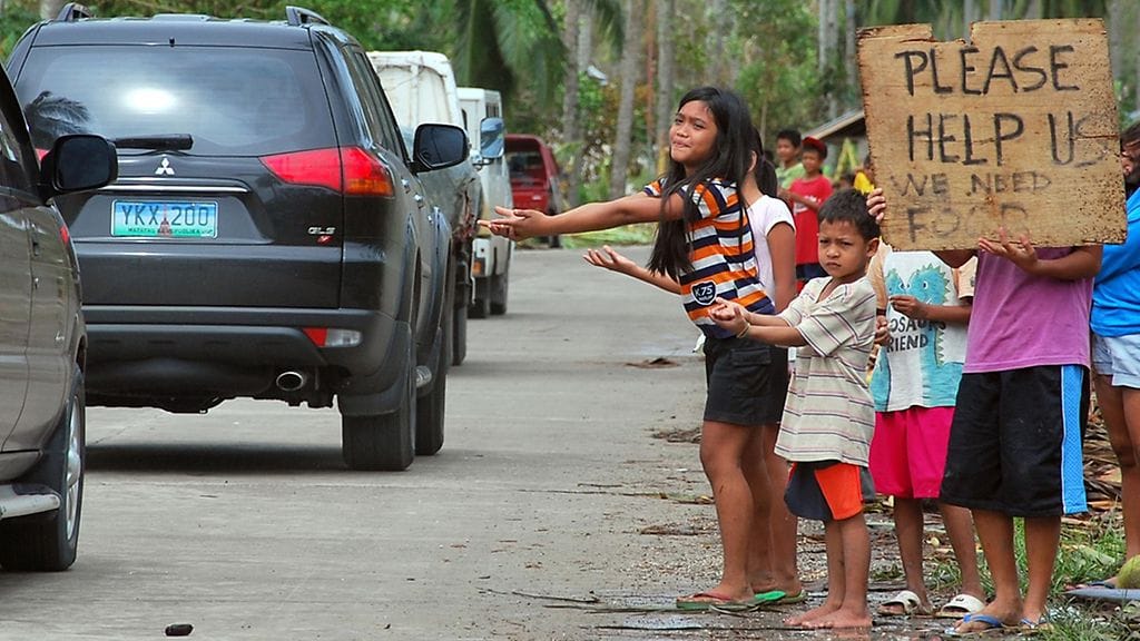 Lapset pyytävät ruokaa Cebun kaupungissa Filippiineillä.