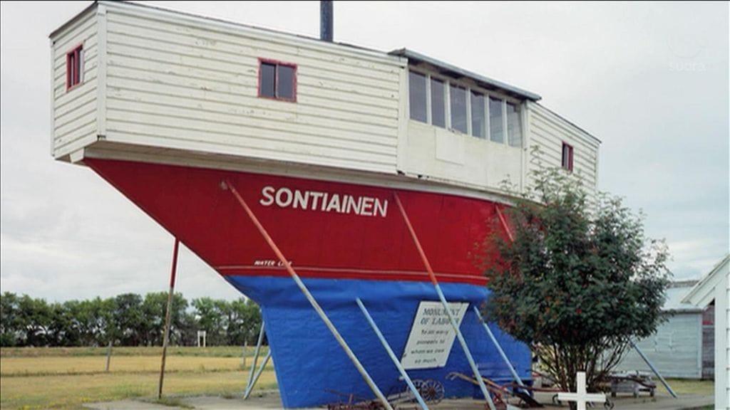 Sontiainen on esillä keskellä preeriaa.