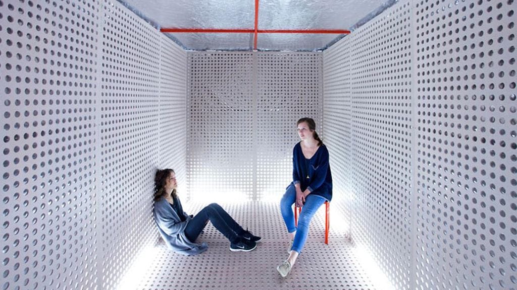 ON/OFF-installaatio. Kuvakaappaus Dezeen Magazine -sivustolta