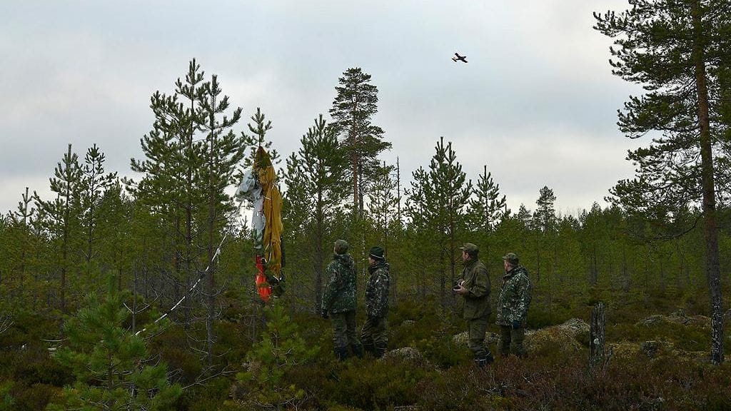 Maastosta löytyneet Hawk-koneiden osat ja muu materiaali etsitään ja dokumentoidaan tarkasti. Onnettomuusalueen kartoittamista ja tutkintaa tuettiin etsintälennoilla. Ilmassa on alkeiskoulutuskone Vinka.