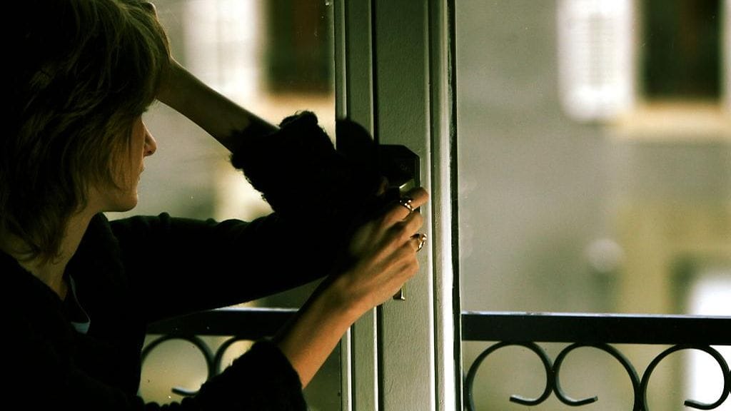 Essi harmittelee, etteivät läheiset uskaltaneet puuttua hänen tilanteeseensa. Kuvituskuva.