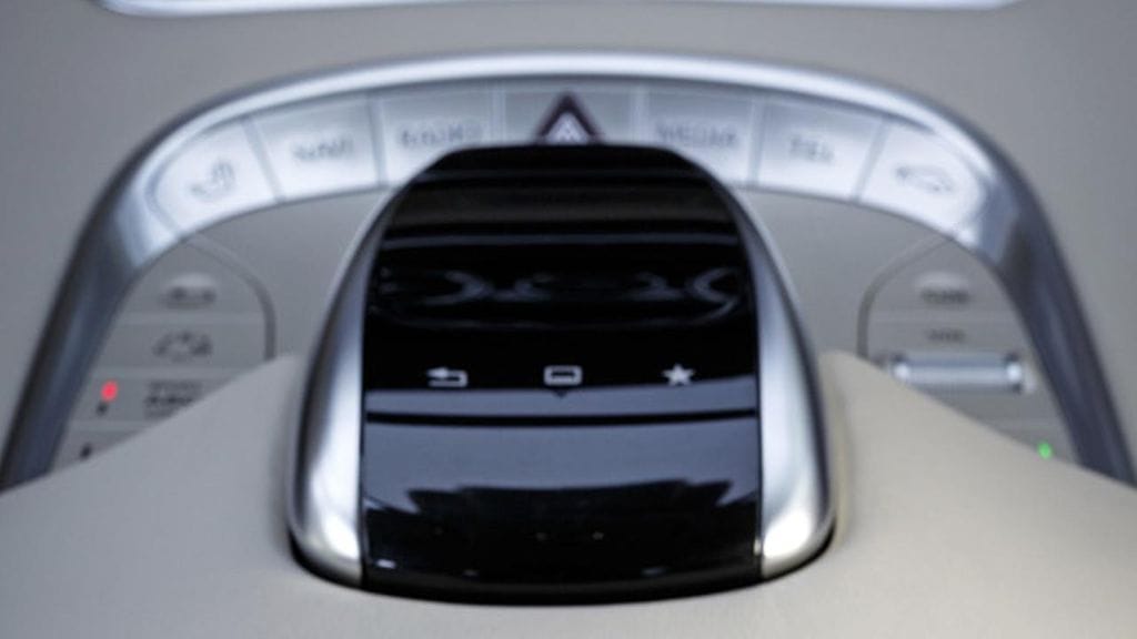 Mercedes-Benzin touchpad-ohjain. Kuvakaappaus Techhive-sivustolta