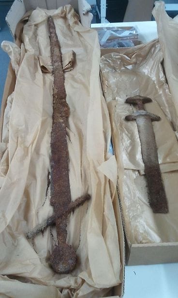 Haudasta tehtiin harvinainen löytö. Siellä oli kaksi eri aikakausille ajoittuvaa miekkaa, viikinkiaikainen (800-1050 jaa.) ja ristiretkiaikainen (vas.) (1050-1150 jaa.). Janakkalalaiset historianharrastajat tutkivat lokakuun lopussa metallinilmaisimien kanssa peltoa ja löysivät rautaisen keihäänkärjen ja kirveenterän. He lopettivat tutkimisen ja ilmoittivat löydöistä Museovirastolle, jonka tutkijat löysivät paikalta ruumishaudan.