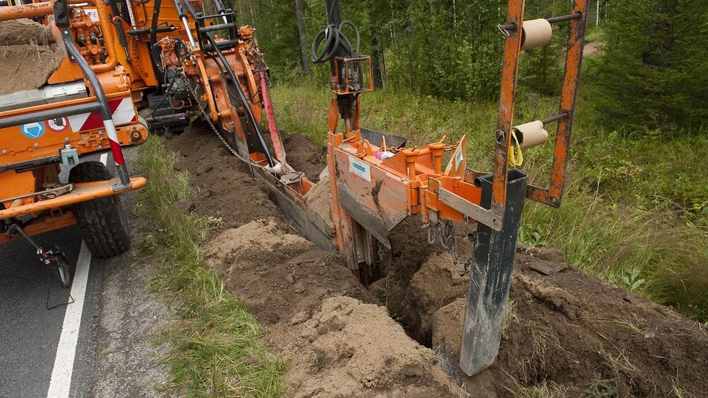 Ranskalaisen Marais-yhtiön kone veti tien sisäluiskaan säävarmaa sähköverkkoa maakaapelina Mänttä-Vilppulassa elokuussa 2012. Sähköyhtiöt pyrkivät viemään sähkökaapeleita maan alle, jotta myrskytuhoilta vältyttäisiin.