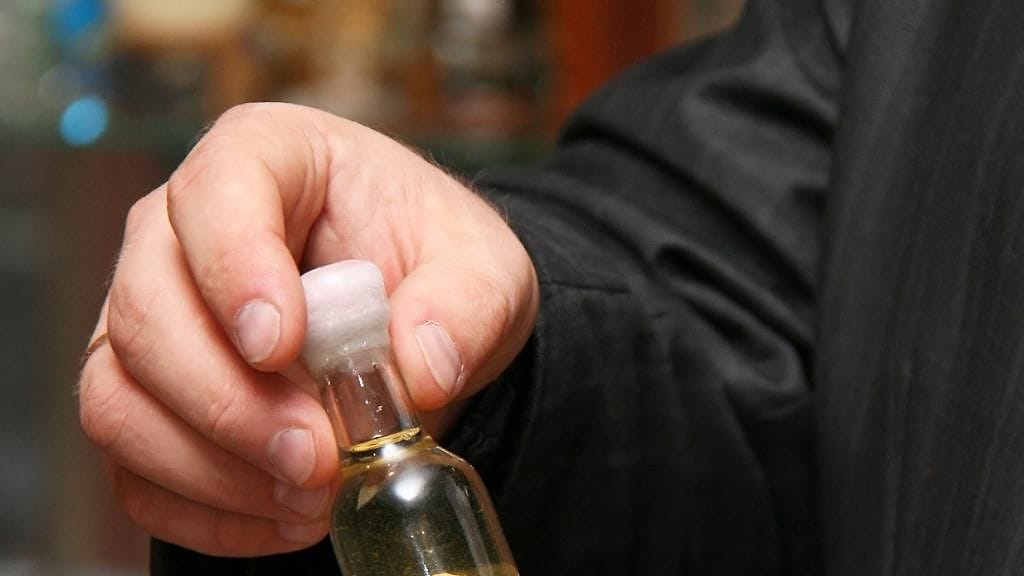 Käräjäoikeuden mukaan kahden senttilitran likööripullot eivät olleet vaalilahjontaa. Kuvituskuva.