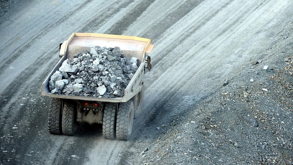 Kuorma-auto kaivoksella