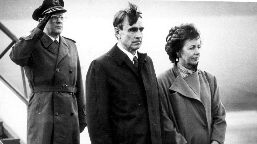 Presidentti Mauno Koivisto, rouva Tellervo Koivisto ja kenraalimajuri  Veikko Vesterinen Helsinki-Vantaan lentoasemalla.