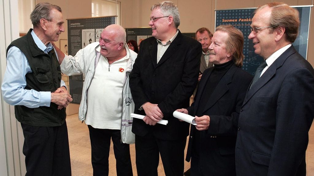 Suomen Pankin pääjohtaja Erkki Liikanen (oik. ) avasi pilapiirrosnäyttelyn Suomen pankin museossa perjantaina. Näyttelyn avajaisiin osallituivat presidentti Mauno Koivisto (vas. ) ja pilapiirtäjät Kaarlo A. Rissanen, Henrik Karlsson, Terho Ovaska.