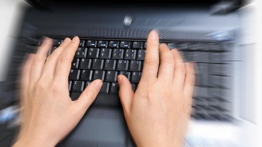 3. Kädet näppäimistöllä.jpg