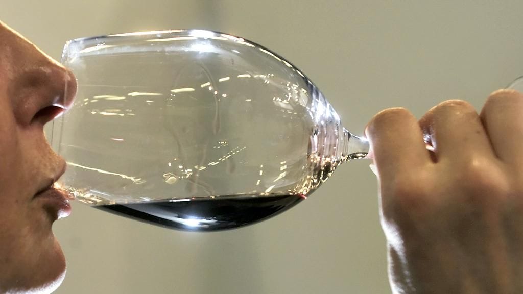 Eräs baarin omistajista kertoo saaneensa idean punaviiniä tilatessaan.