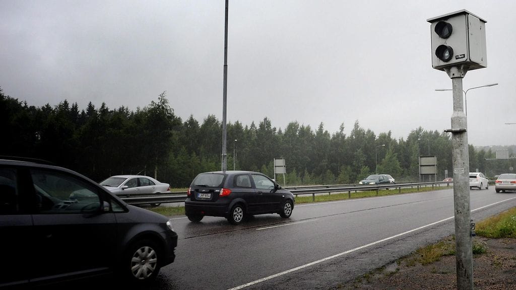 Nopeusvalvontakamera Kehä III:lla Vantaalla. Kuvan autot eivät liity uutiseen.