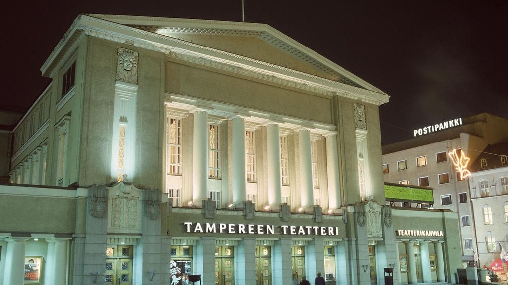 Tampereen Teatterissa nähdään kohtauksia Tampereen valtauksesta levitettynä eri puolille teatteritaloa.