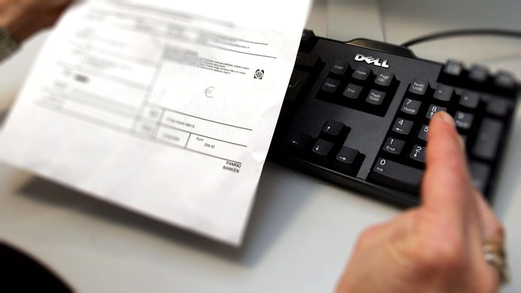 E-laskun toivotaan vähentävän ylipäätään paperilaskuja. Suoraveloitus muuttuu myös e-laskuksi tai suoramaksuksi helmikuussa.