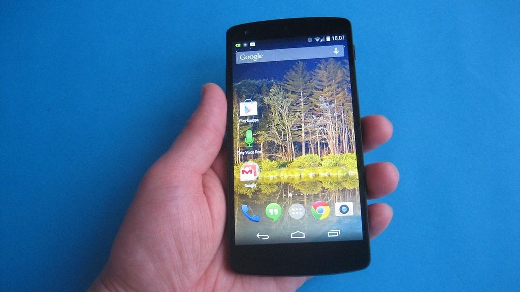 LG:n valmistama Nexus 5 Android-kännykkä.