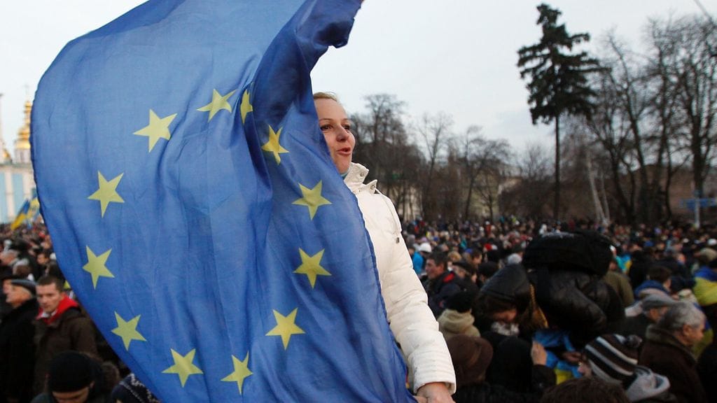 Ihmiset heiluttivat mielenosoituksessa EU-lippua Ukrainan Kiovassa jo vuonna 2013.