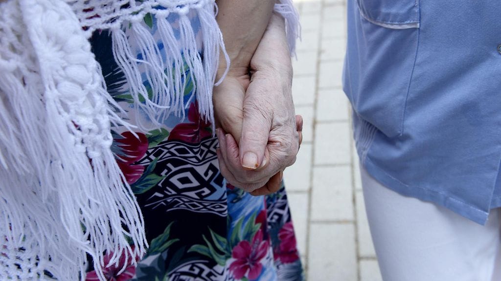 Vanhustenhoitajana työskentelevä nainen kokee, että hänet irtisanottiin väärin perustein.