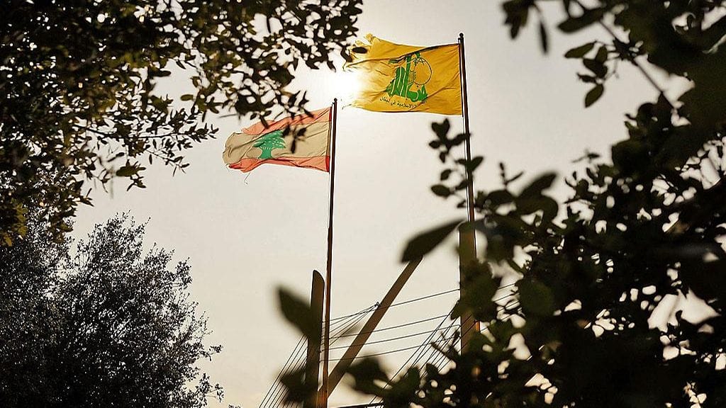 Hizbollahin ja Libanonin liput liehuvat Hizbollahin museon pihalla Etelä-Libanonin Mleetassa.