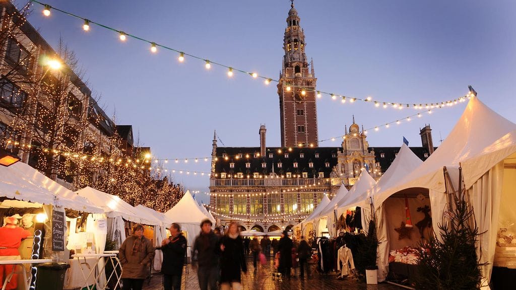Eurooppa on täynnä tunnelmallisia joulutoreja. Kuva Belgian Leuvenista.