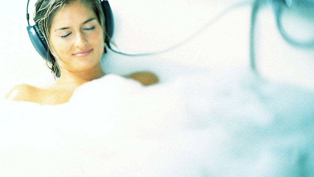 Mielikuvaharjoitukset, musiikin kuuntelu ja nauraminen voivat lievittää kipuja.