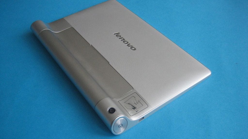 Yoga Tabletin suuri virtanappi on mainio oivallus käytettävyyden kannalta. Kamera sijaitsee virtapainikkeen yläpuolella.