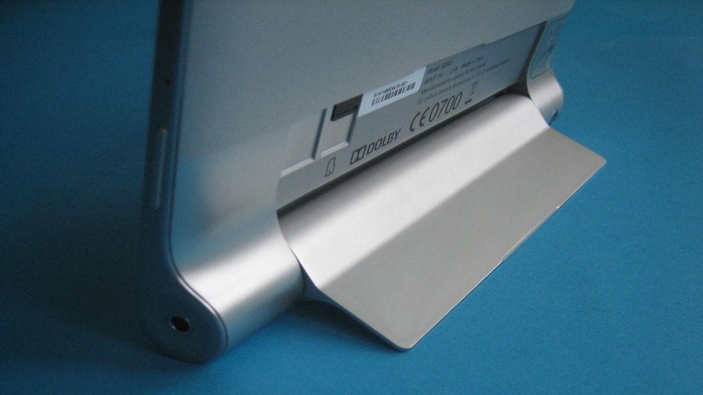 Muistikorttipaikka on sijoitettu jalustan taakse.