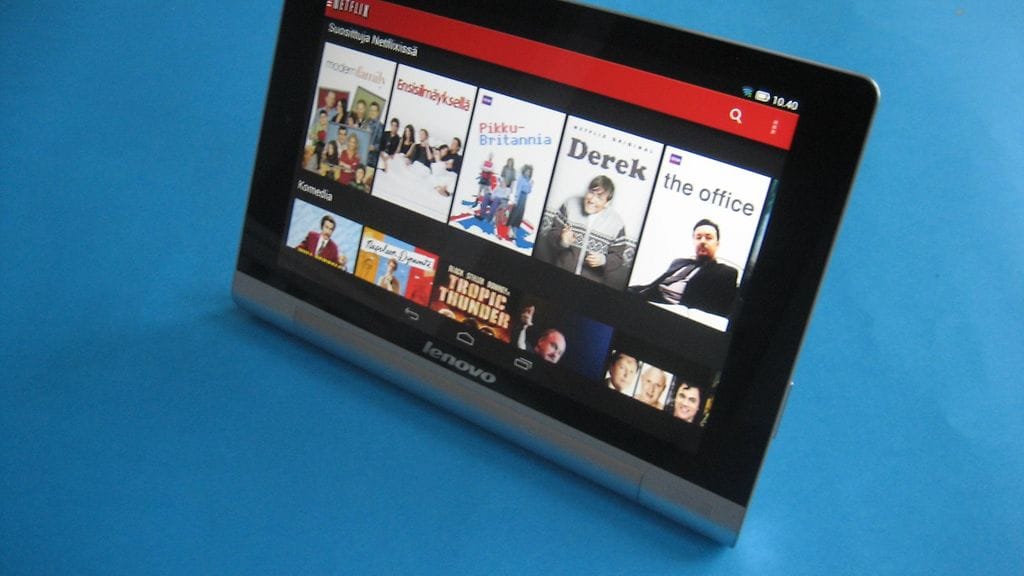 Integroitu jalusta on kätevä esimerkkisi elokuvia katsellessa.