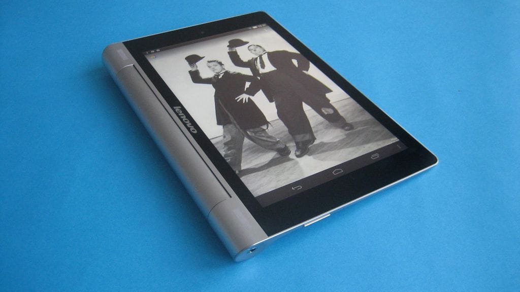 Lenovon Yoga Tabletin toinen reuna on erittäin ohut, kun taas toinen reuna on huomattavasti pullistunut.