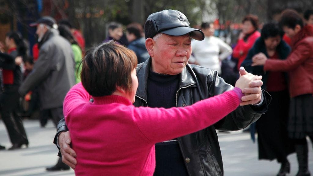 Kuvituskuva. Eläkeläispariskunta tanssii Shanghaissa. Pariskunta ei liity juttuun.