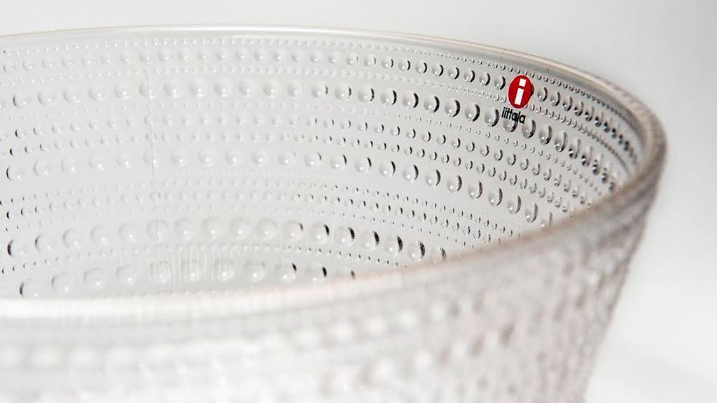 Suomalaiset ryntäsivät käytettyjen astioiden kaupoille, kun Iittala ilmoitti luopuvansa tämän punaisen i-logo-tarran käytöstä tuotteissaan.