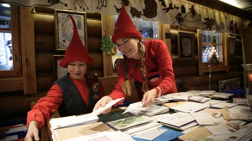 Riitta-tonttu (oikealla) kertoo joulupukin saavan kirjeitä vuoden jokaisena päivänä.
