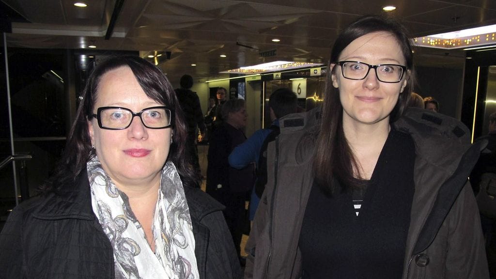 Matkustajalaiva Viking Amorellalla matkustaneet turkulainen Nina Vähätalo (vas.) ja piikkiöläinen Satu Koivula saivat paluukyydin Viking Gracella Maarianhaminasta Turkuun tänään.