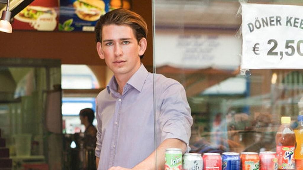 Itävallan uusi ulkoministeri Sebastian Kurz kuvattuna turkkilaisessa ravintolassa kaksi vuotta sitten.