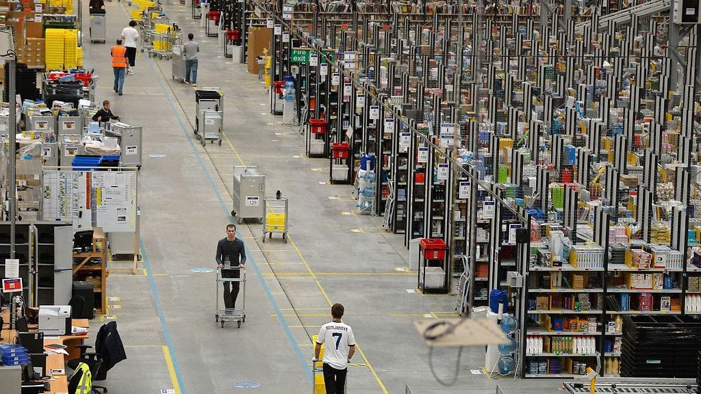 Maailman suurimman verkkokaupan Amazonin varastokeskus Isossa-Britanniassa.