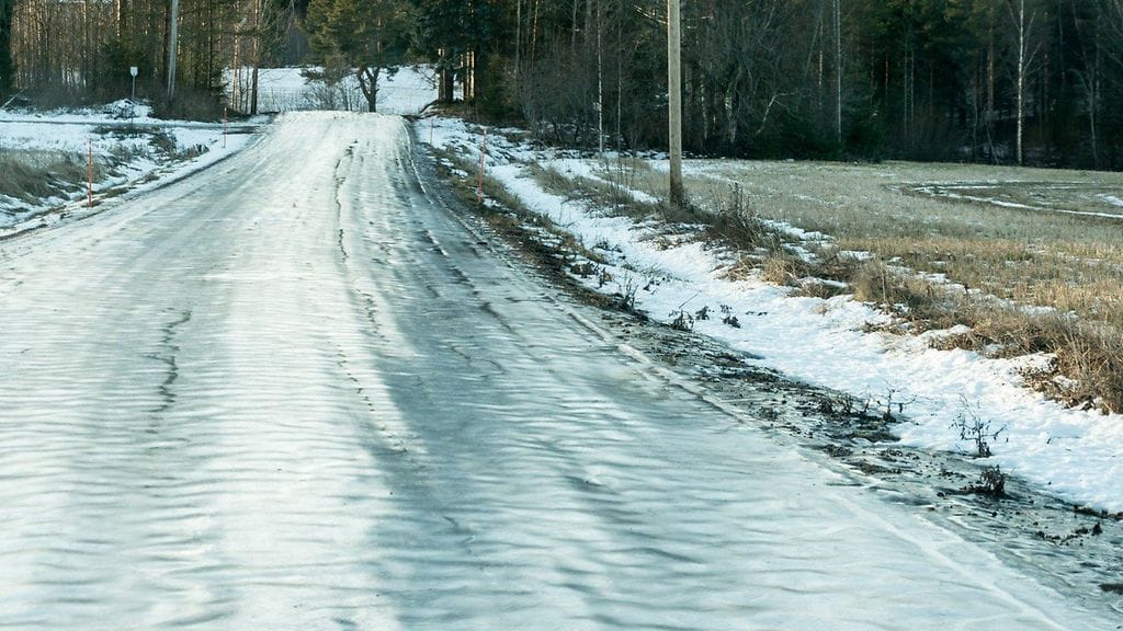 Vakuutusyhtiö muistuttaa, ettei pihamaalla tai jalkakäytävällä liukastumisen korvausvastuussa ole juuri tulkinnanvaraa.